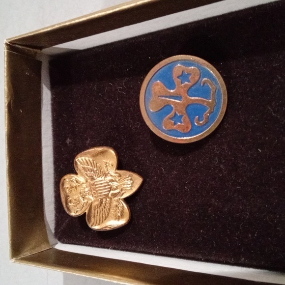 3 pins from 70's 2 girl scout and flag - Picture 4 of 5